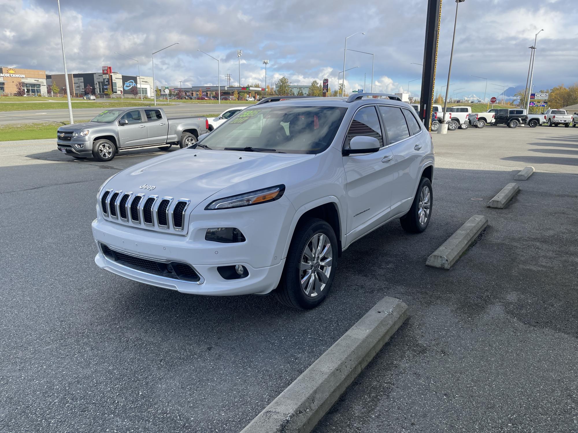 photo of 2017 Jeep Cherokee Overland 4WD