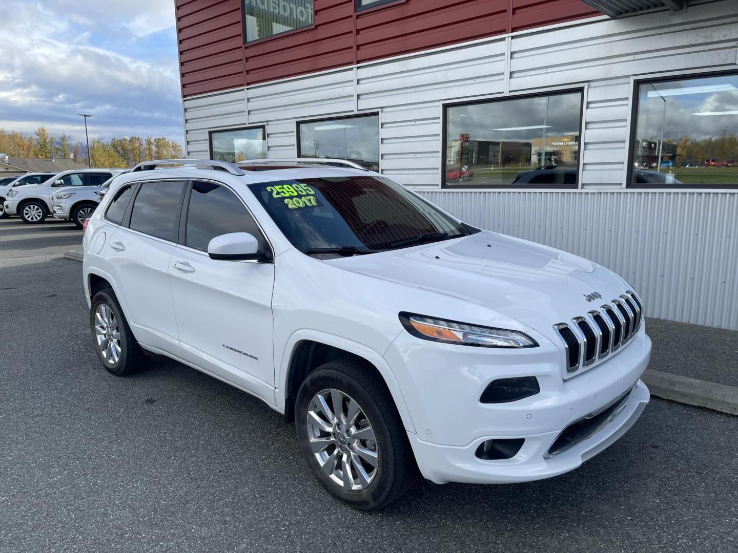 2017 WHITE Jeep Cherokee Overland 4WD (1C4PJMJS3HW) with an 3.2L V6 DOHC 24V engine, 9A transmission, located at 1960 Industrial Drive, Wasilla, 99654, (907) 274-2277, 61.573475, -149.400146 - Photo#3