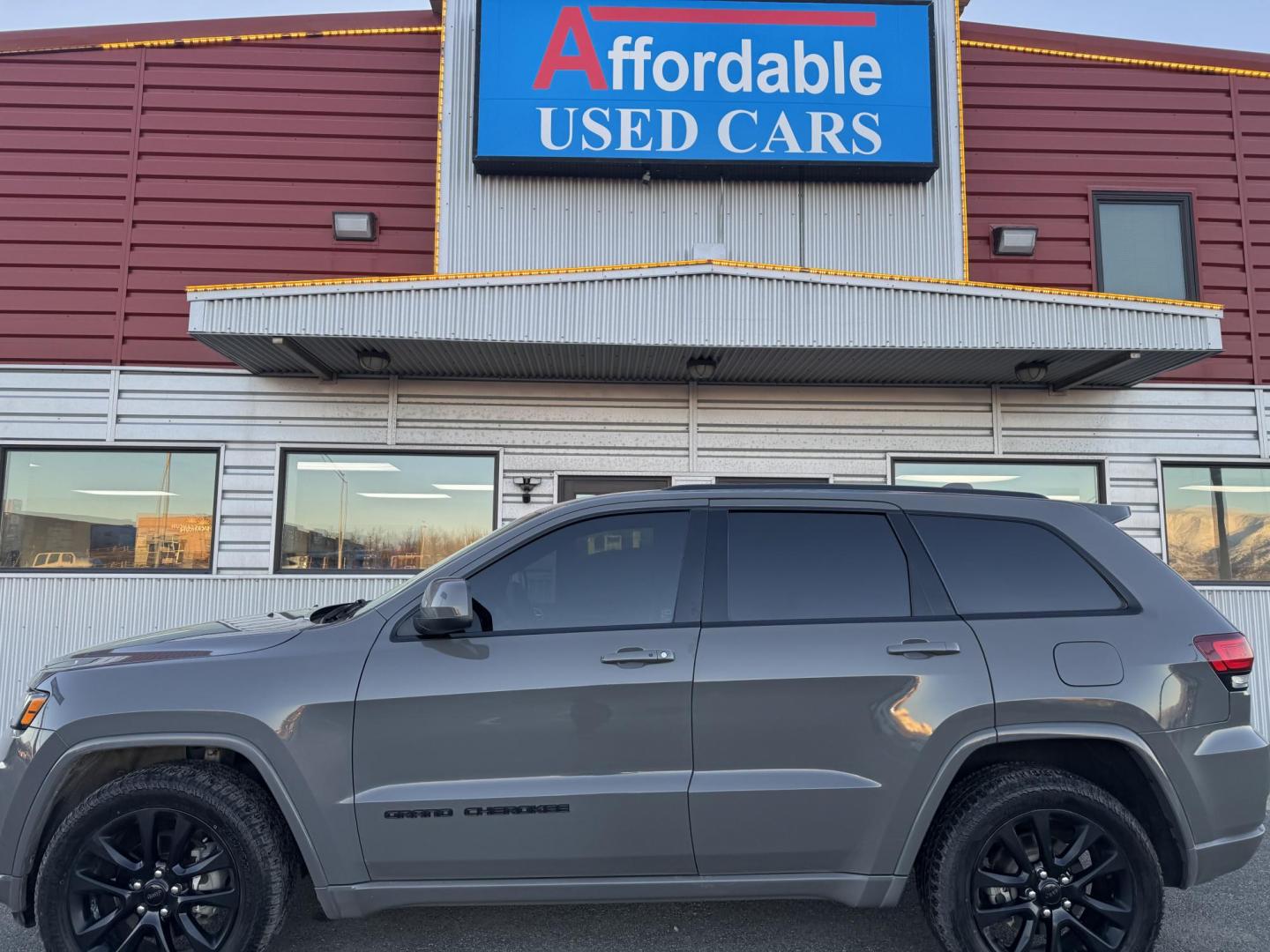 2020 GRAY Jeep Grand Cherokee Laredo 4WD (1C4RJFAG3LC) with an 3.6L V6 DOHC 24V engine, 8A transmission, located at 1960 Industrial Drive, Wasilla, 99654, (907) 274-2277, 61.573475, -149.400146 - Photo#1