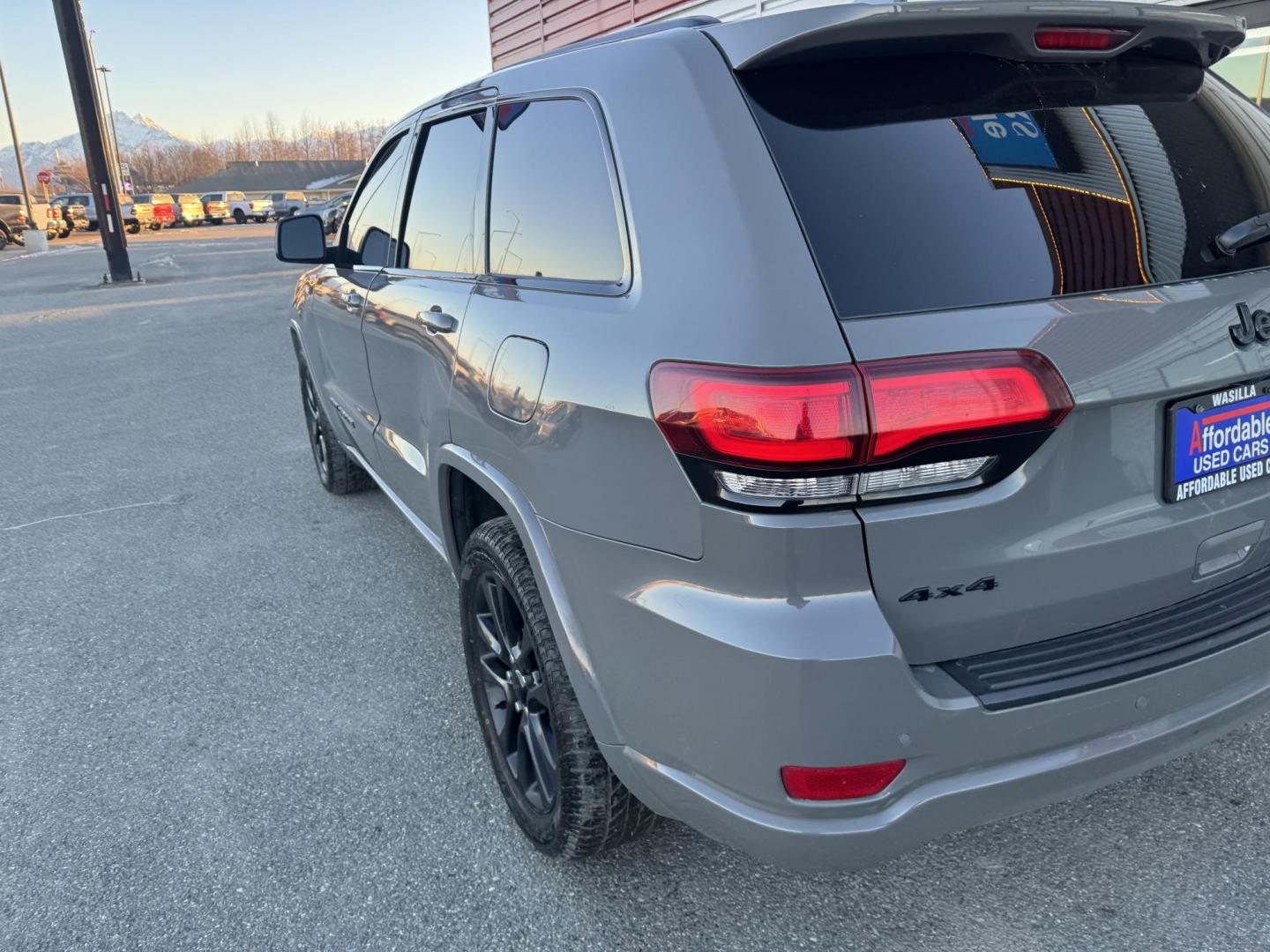 2020 GRAY Jeep Grand Cherokee Laredo 4WD (1C4RJFAG3LC) with an 3.6L V6 DOHC 24V engine, 8A transmission, located at 1960 Industrial Drive, Wasilla, 99654, (907) 274-2277, 61.573475, -149.400146 - Photo#4