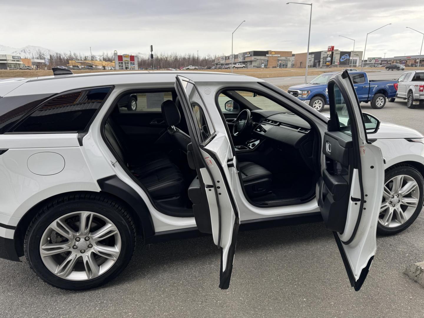 2018 WHITE Land Rover Range Rover Velar SE (SALYC2RV1JA) with an 3.0L V6 DOHC 24V - supercharged engine, 8A transmission, located at 1960 Industrial Drive, Wasilla, 99654, (907) 274-2277, 61.573475, -149.400146 - Photo#17