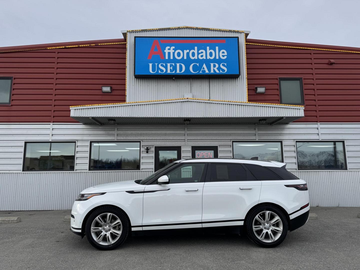 2018 WHITE Land Rover Range Rover Velar SE (SALYC2RV1JA) with an 3.0L V6 DOHC 24V - supercharged engine, 8A transmission, located at 1960 Industrial Drive, Wasilla, 99654, (907) 274-2277, 61.573475, -149.400146 - Photo#3