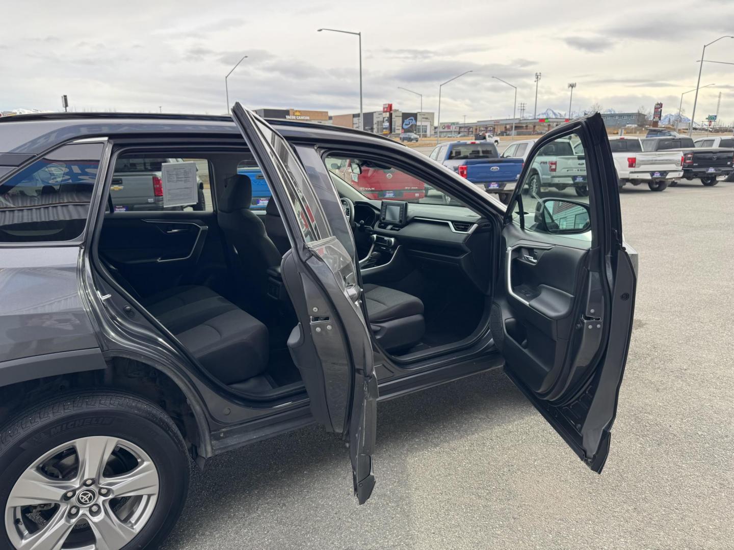 2022 GRAY TOYOTA RAV4 XLE (2T3P1RFV1NW) with an 2.5L engine, Automatic transmission, located at 1960 Industrial Drive, Wasilla, 99654, (907) 274-2277, 61.573475, -149.400146 - Photo#17