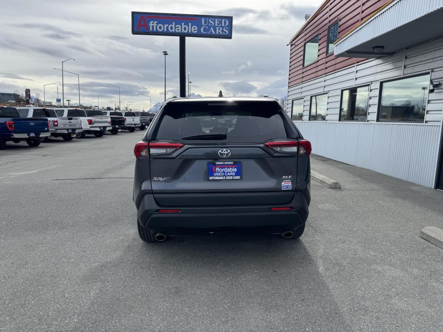 2022 GRAY TOYOTA RAV4 XLE (2T3P1RFV1NW) with an 2.5L engine, Automatic transmission, located at 1960 Industrial Drive, Wasilla, 99654, (907) 274-2277, 61.573475, -149.400146 - Photo#4