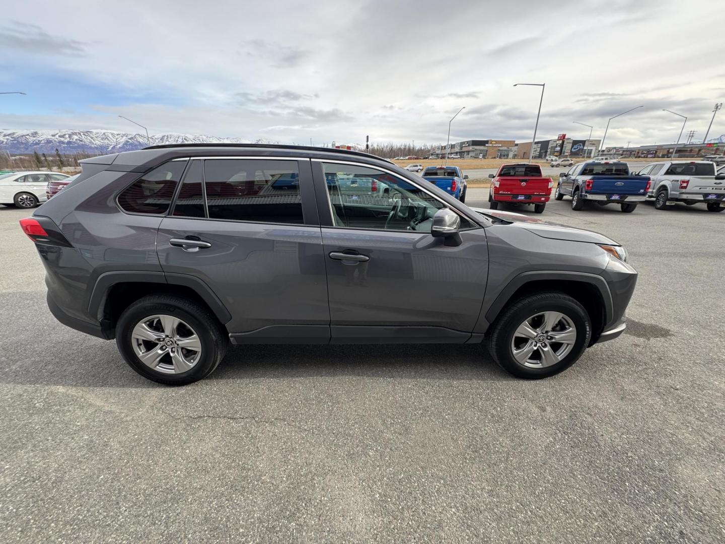 2022 GRAY TOYOTA RAV4 XLE (2T3P1RFV1NW) with an 2.5L engine, Automatic transmission, located at 1960 Industrial Drive, Wasilla, 99654, (907) 274-2277, 61.573475, -149.400146 - Photo#6