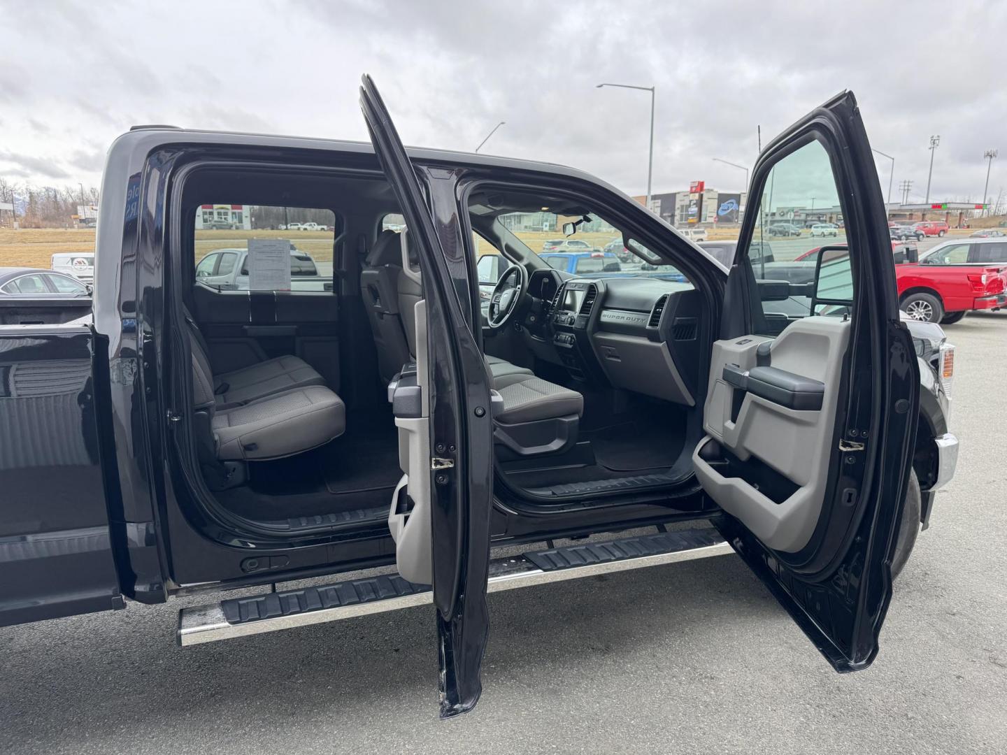 2022 BLACK Ford F-250 SD XLT Crew Cab 4WD (1FT7W2BT3NE) with an 6.7L V8 OHV 16V DIESEL engine, 6A transmission, located at 1960 Industrial Drive, Wasilla, 99654, (907) 274-2277, 61.573475, -149.400146 - Photo#16