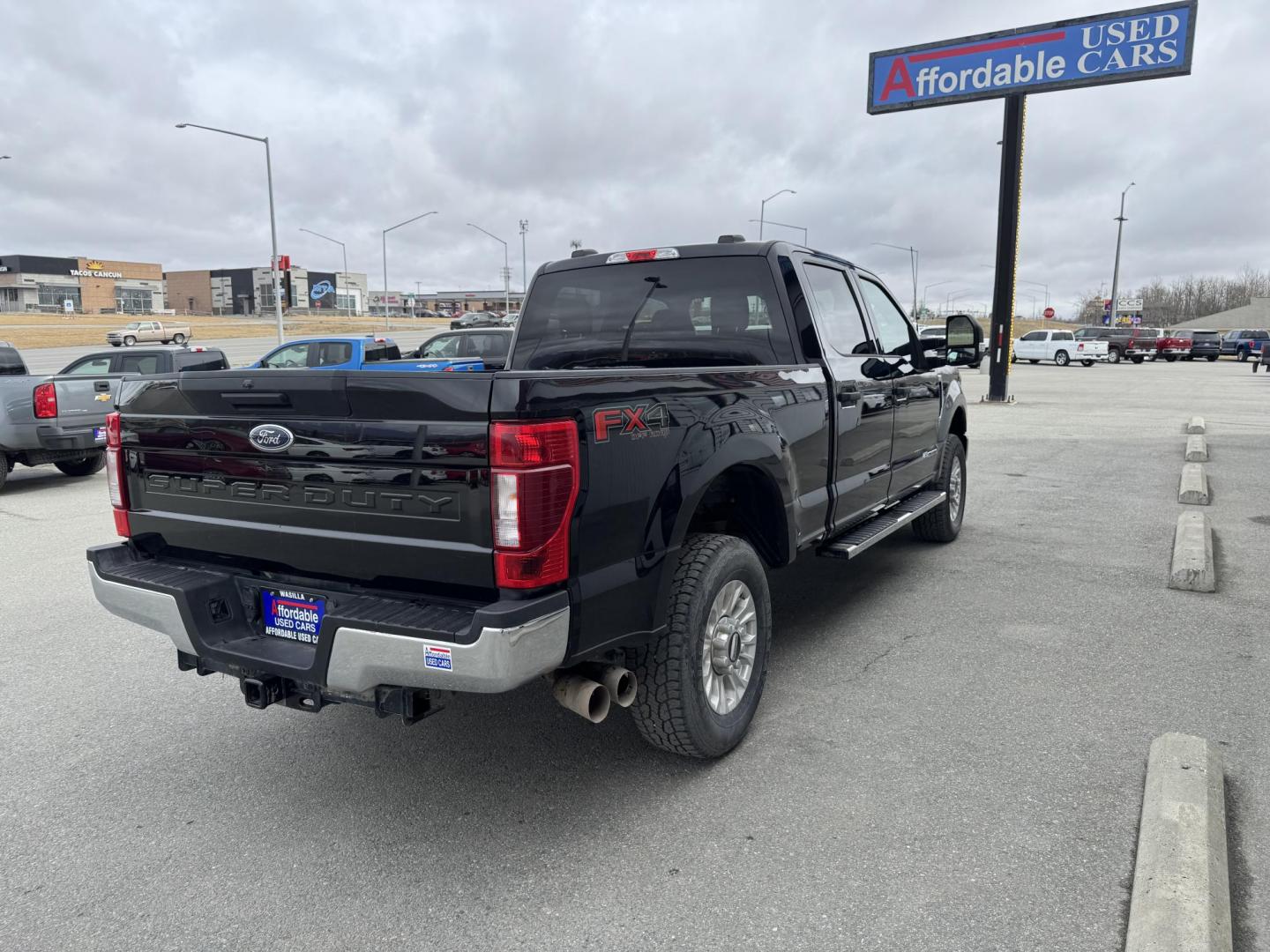2022 BLACK Ford F-250 SD XLT Crew Cab 4WD (1FT7W2BT3NE) with an 6.7L V8 OHV 16V DIESEL engine, 6A transmission, located at 1960 Industrial Drive, Wasilla, 99654, (907) 274-2277, 61.573475, -149.400146 - Photo#4