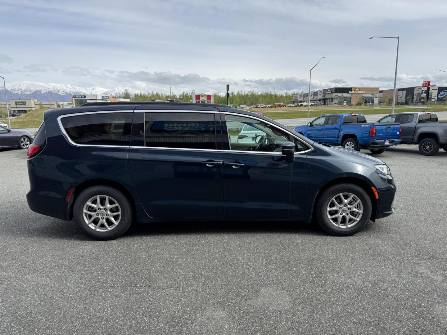 2022 GRAY Chrysler Pacifica Touring-L (2C4RC1BGXNR) with an 3.6L V6 DOHC 24V engine, 9A transmission, located at 1960 Industrial Drive, Wasilla, 99654, (907) 274-2277, 61.573475, -149.400146 - Photo#4