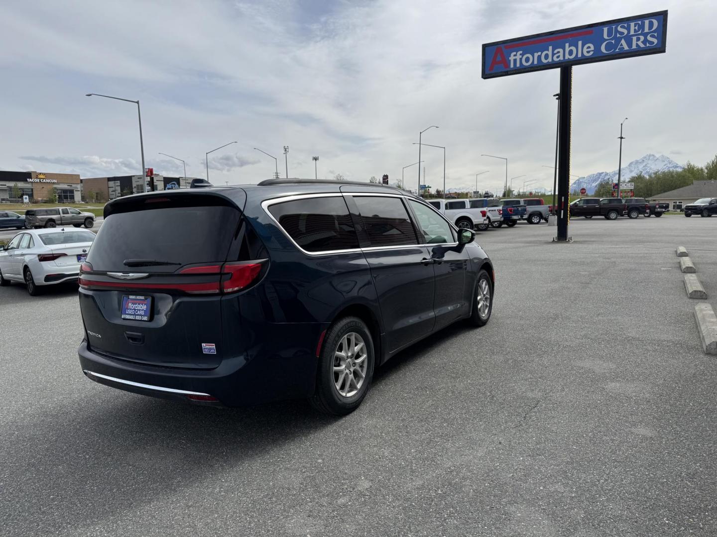 2022 GRAY Chrysler Pacifica Touring-L (2C4RC1BGXNR) with an 3.6L V6 DOHC 24V engine, 9A transmission, located at 1960 Industrial Drive, Wasilla, 99654, (907) 274-2277, 61.573475, -149.400146 - Photo#3