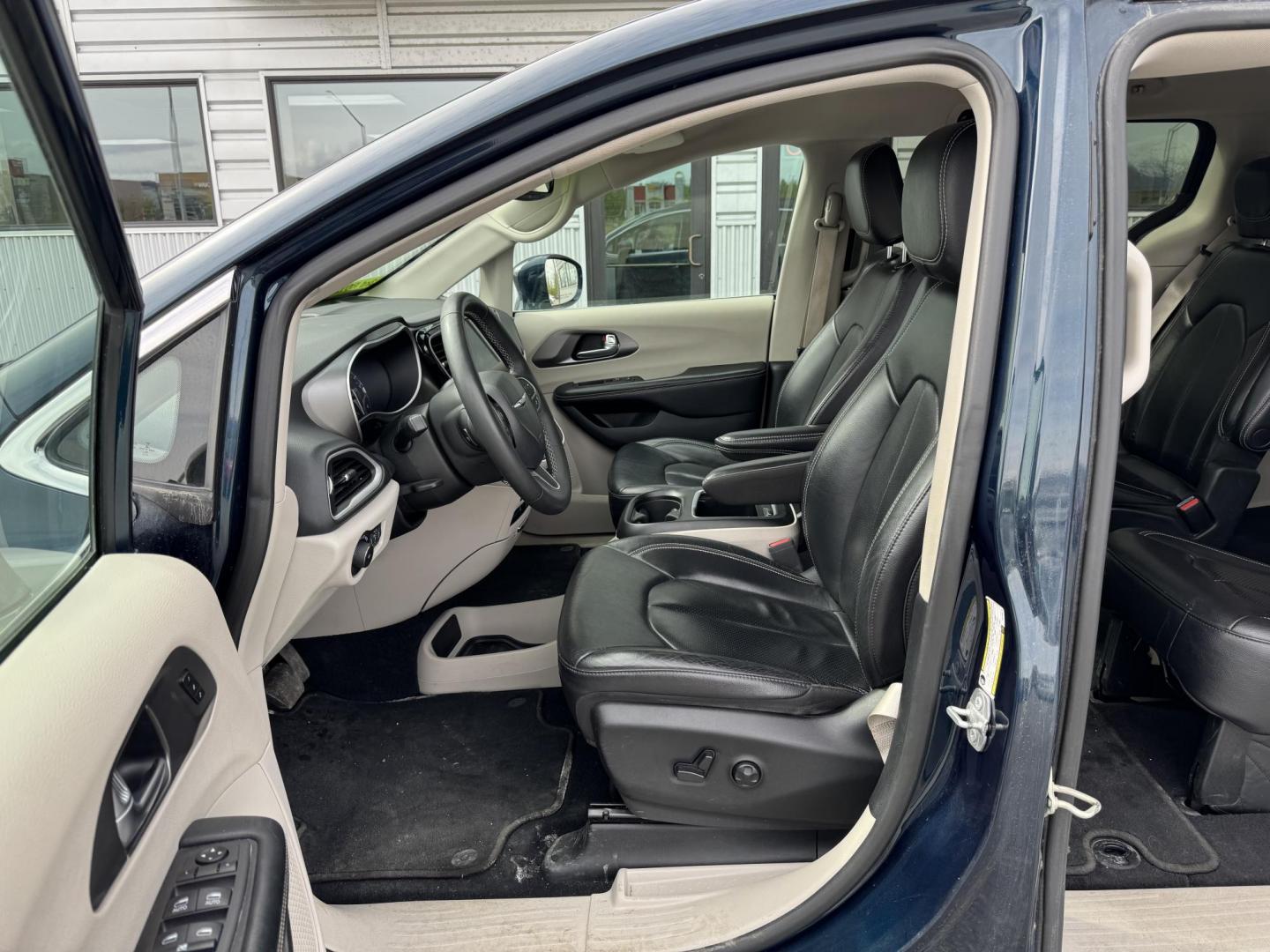 2022 GRAY Chrysler Pacifica Touring-L (2C4RC1BGXNR) with an 3.6L V6 DOHC 24V engine, 9A transmission, located at 1960 Industrial Drive, Wasilla, 99654, (907) 274-2277, 61.573475, -149.400146 - Photo#12
