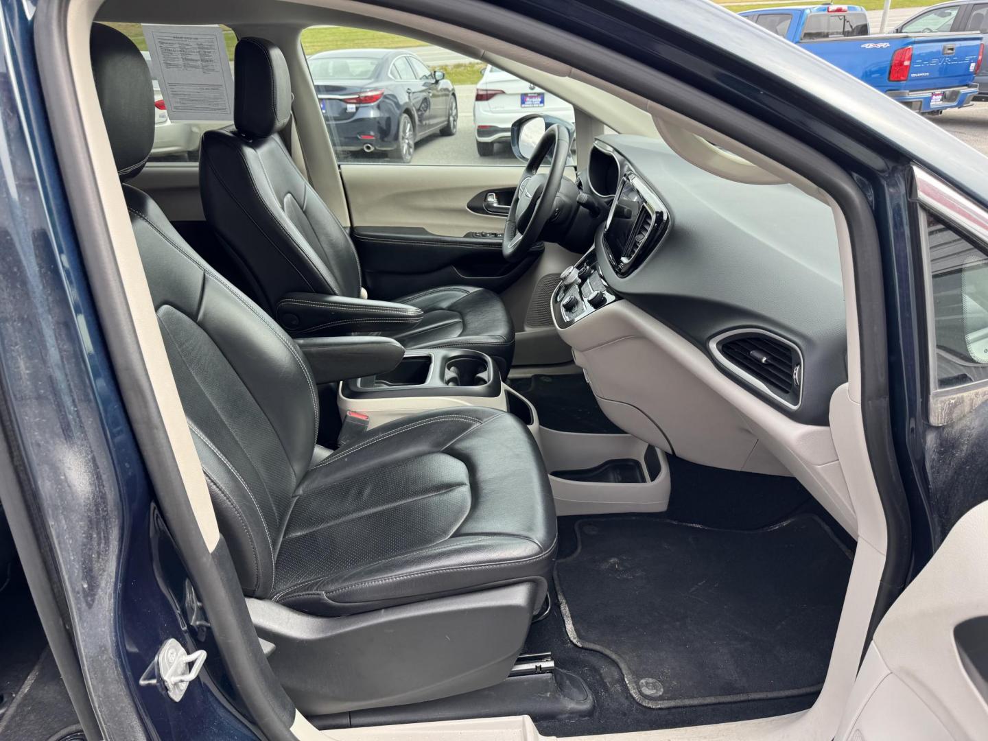 2022 GRAY Chrysler Pacifica Touring-L (2C4RC1BGXNR) with an 3.6L V6 DOHC 24V engine, 9A transmission, located at 1960 Industrial Drive, Wasilla, 99654, (907) 274-2277, 61.573475, -149.400146 - Photo#15