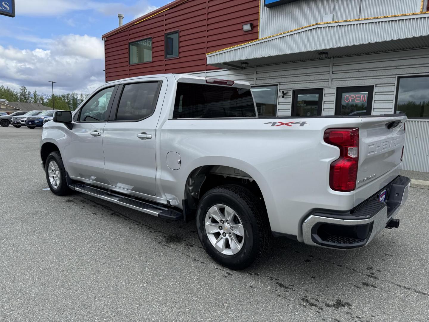 2022 SILVER CHEVROLET SILVERADO 1500 LT (3GCUDDED5NG) with an 5.3L engine, Automatic transmission, located at 1960 Industrial Drive, Wasilla, 99654, (907) 274-2277, 61.573475, -149.400146 - Photo#1