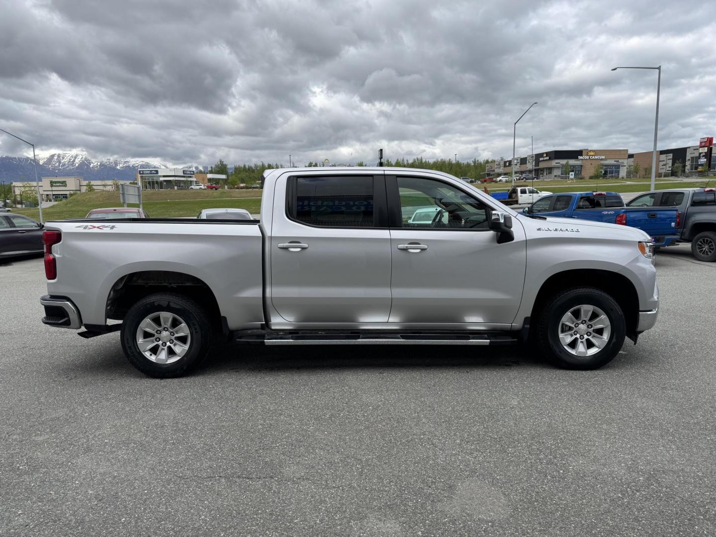 2022 SILVER CHEVROLET SILVERADO 1500 LT (3GCUDDED5NG) with an 5.3L engine, Automatic transmission, located at 1960 Industrial Drive, Wasilla, 99654, (907) 274-2277, 61.573475, -149.400146 - Photo#4