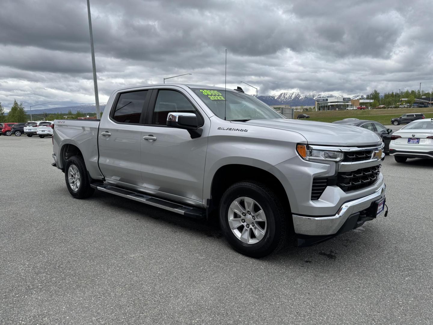 2022 SILVER CHEVROLET SILVERADO 1500 LT (3GCUDDED5NG) with an 5.3L engine, Automatic transmission, located at 1960 Industrial Drive, Wasilla, 99654, (907) 274-2277, 61.573475, -149.400146 - Photo#5