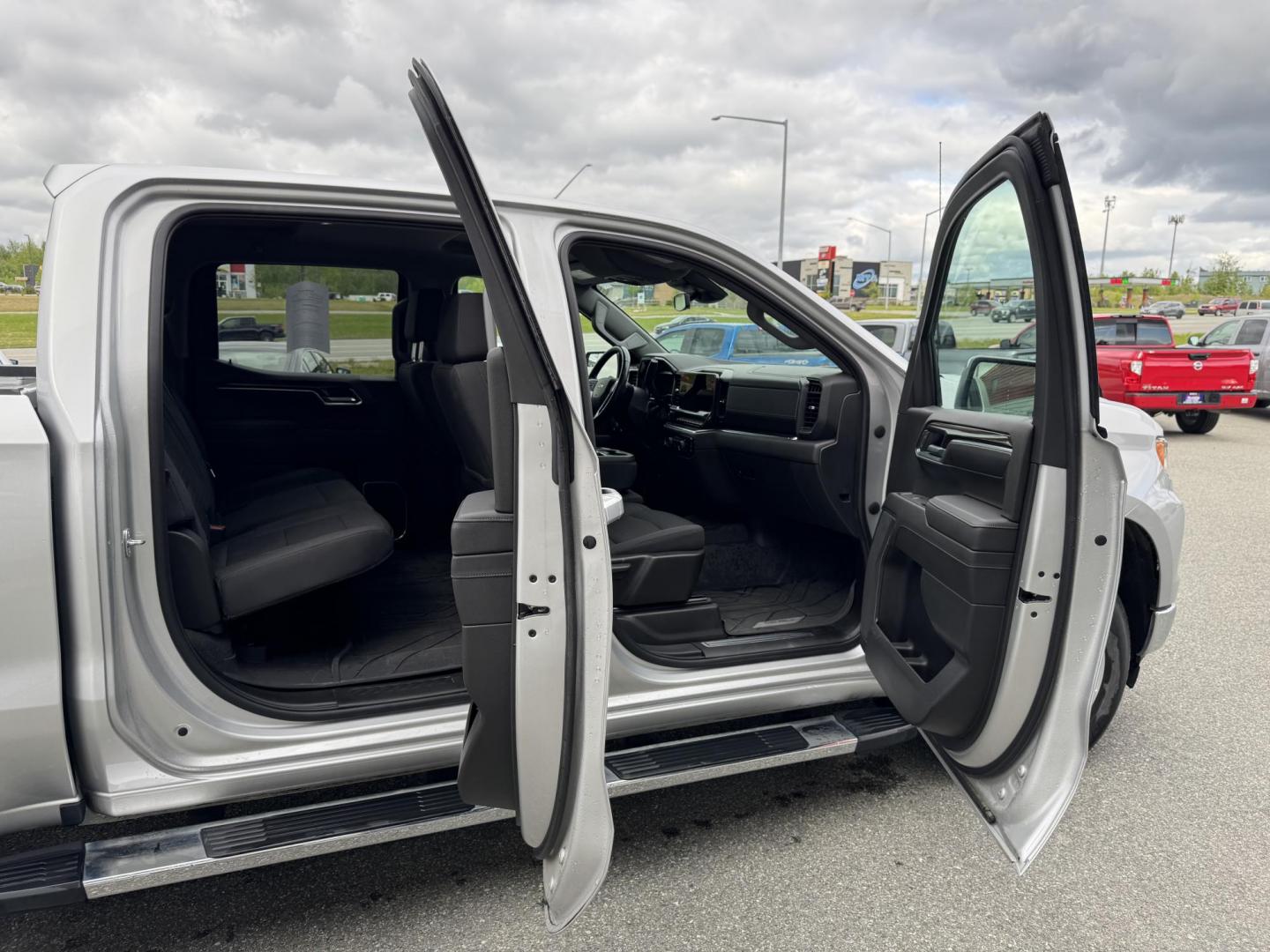 2022 SILVER CHEVROLET SILVERADO 1500 LT (3GCUDDED5NG) with an 5.3L engine, Automatic transmission, located at 1960 Industrial Drive, Wasilla, 99654, (907) 274-2277, 61.573475, -149.400146 - Photo#17