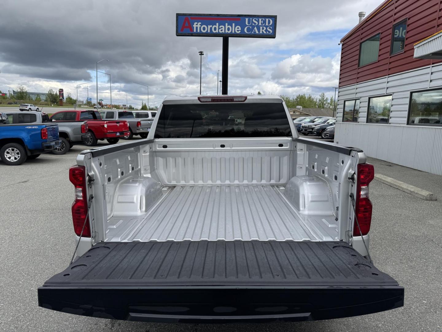 2022 SILVER CHEVROLET SILVERADO 1500 LT (3GCUDDED5NG) with an 5.3L engine, Automatic transmission, located at 1960 Industrial Drive, Wasilla, 99654, (907) 274-2277, 61.573475, -149.400146 - Photo#18