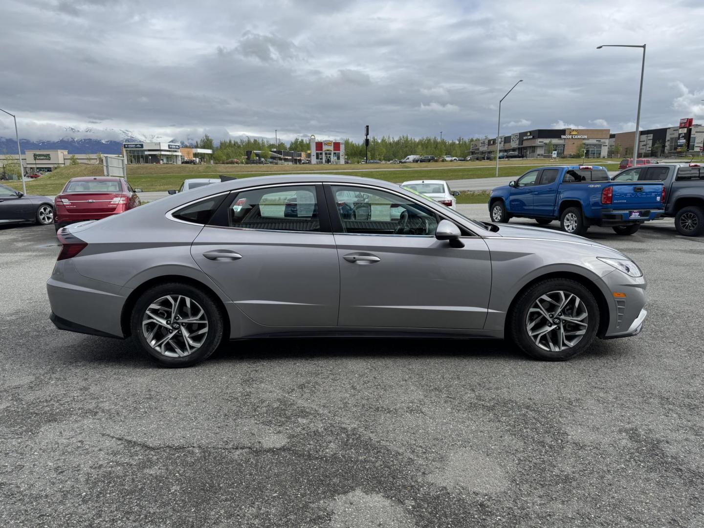 2023 SILVER HYUNDAI SONATA SEL (KMHL64JA6PA) with an 2.5L engine, Automatic transmission, located at 1960 Industrial Drive, Wasilla, 99654, (907) 274-2277, 61.573475, -149.400146 - Photo#4
