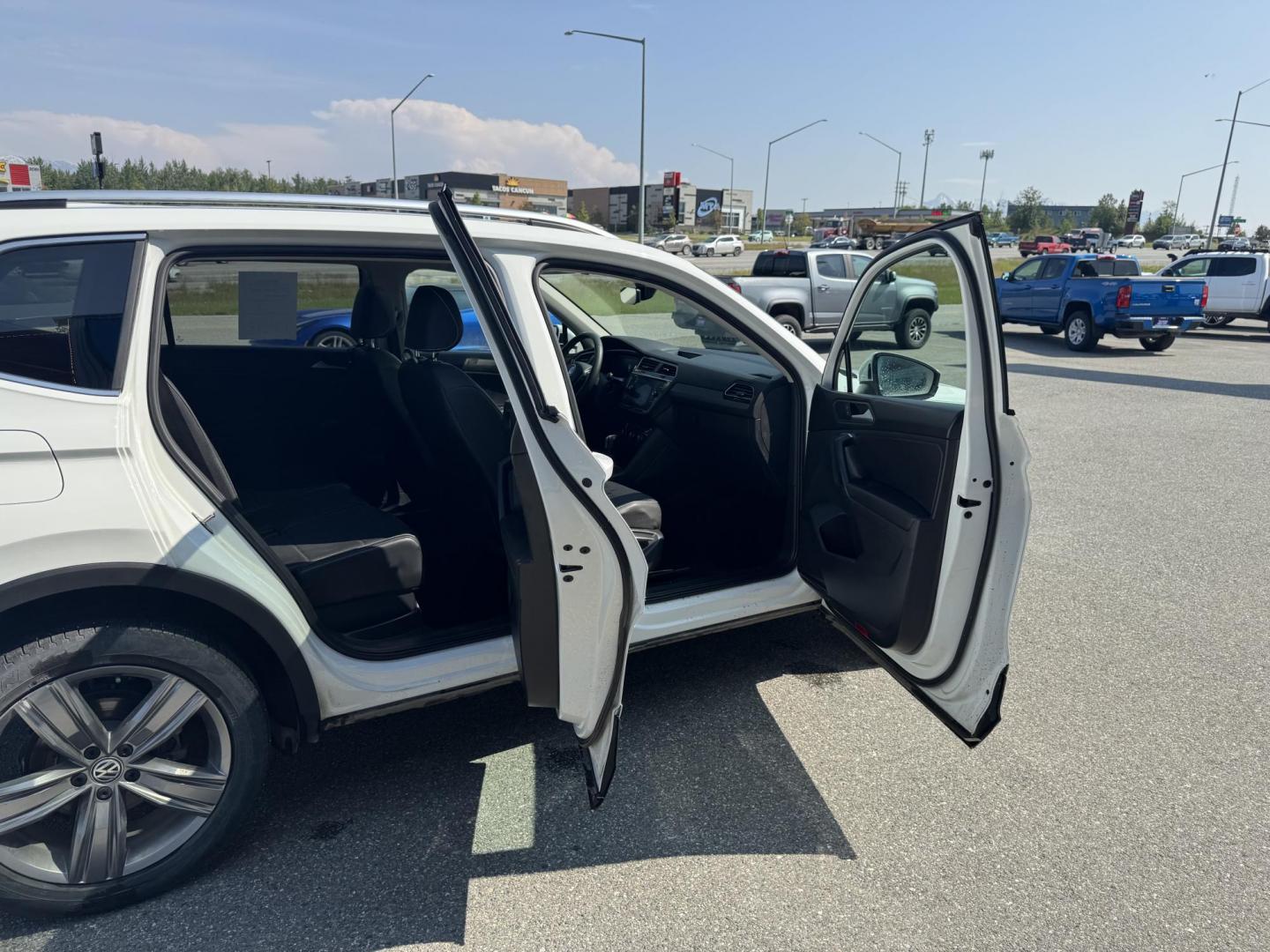 2021 WHITE VOLKSWAGEN TIGUAN SE (3VV2B7AX5MM) with an 2.0L engine, Automatic transmission, located at 1960 Industrial Drive, Wasilla, 99654, (907) 274-2277, 61.573475, -149.400146 - Photo#18