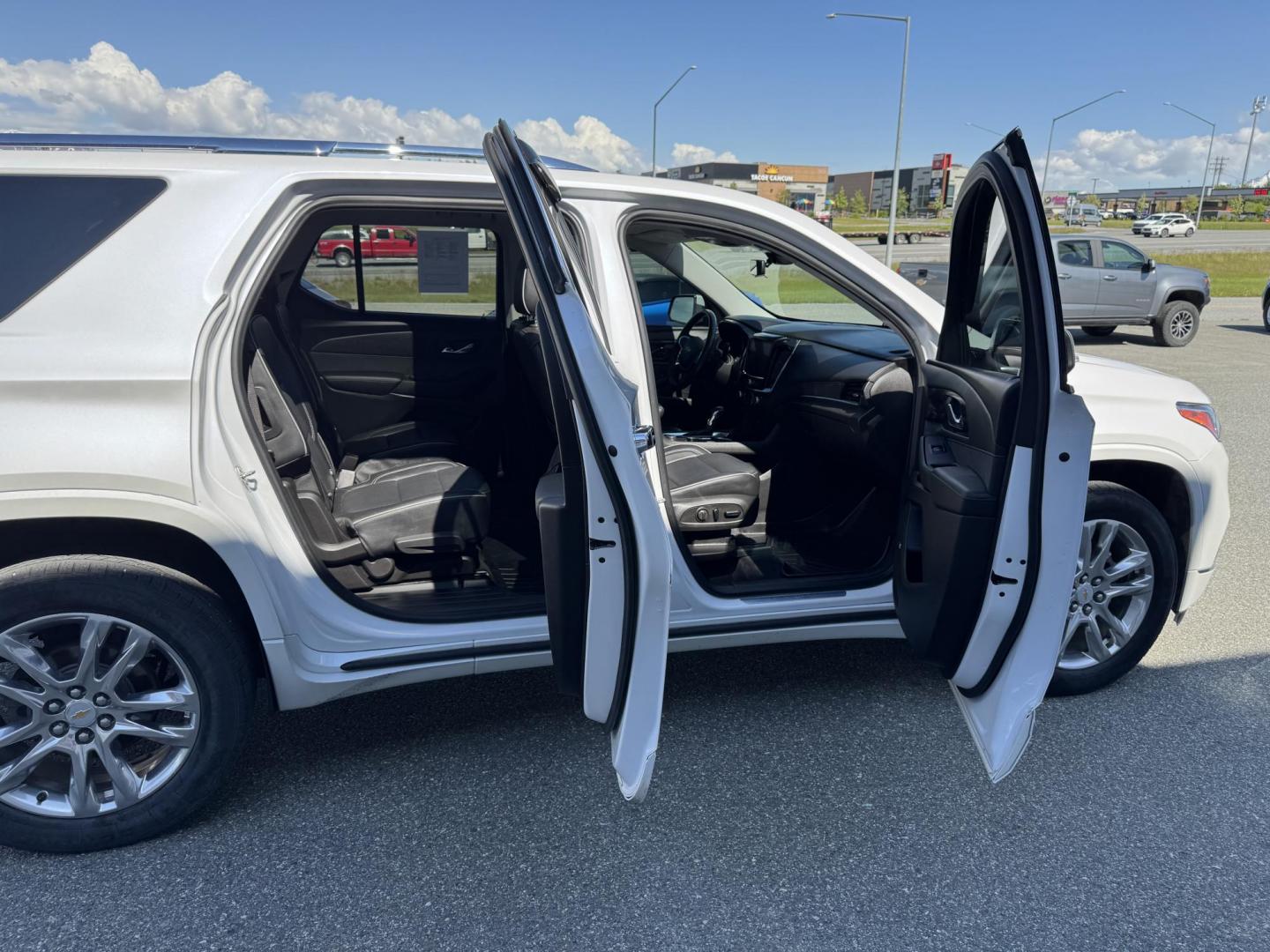 2021 WHITE Chevrolet Traverse High Country AWD (1GNEVNKW3MJ) with an 3.6L V6 DOHC 24V engine, 9A transmission, located at 1960 Industrial Drive, Wasilla, 99654, (907) 274-2277, 61.573475, -149.400146 - Photo#17